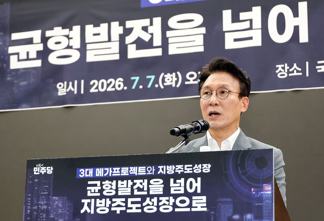 더불어민주당 당 대표에 출마한 김민석 전 국무총리가 7일 국회 의원회관에서 주최한 '3대 메가프로젝트와 지방주도성장을 위한 토론회'에서 인사말을 하고 있다. 연합뉴스