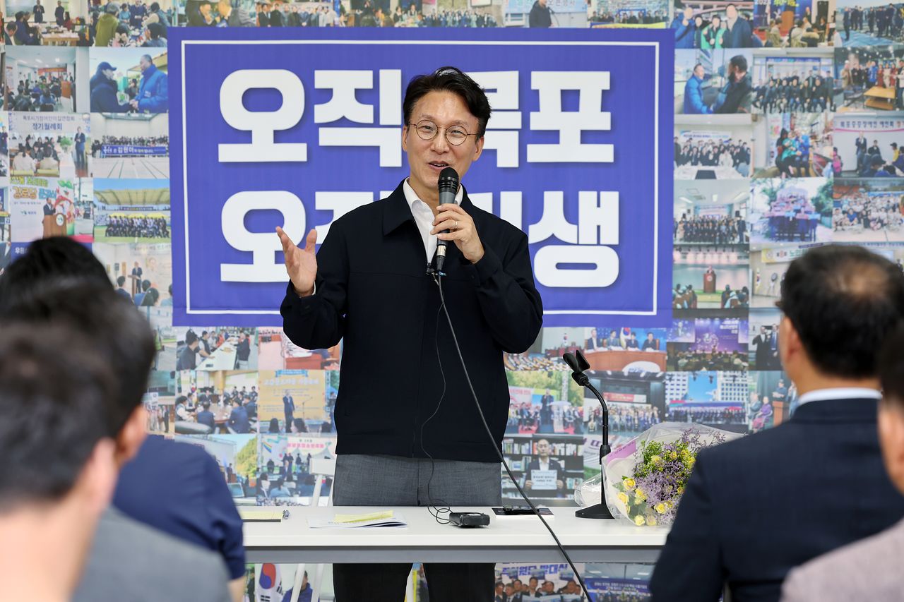 더불어민주당 당권 주자인 김민석 전 국무총리가 8일 오후 전남광주통합특별시 목포시 지역위원회에 참석해 발언하고 있다.[연합뉴스]