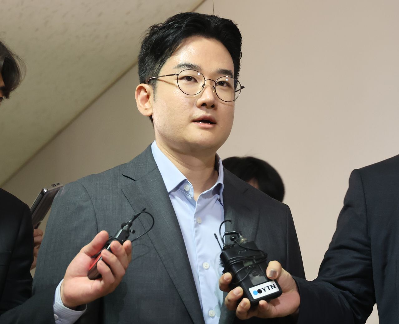 피습 자작극 의혹을 받는 정이한 전 개혁신당 부산시장 후보가 8일 부산 연제구 부산지방법원에서 열린 구속 전 피의자 심문(영장실질심사)에 출석하고 있다. 송봉근 객원기자