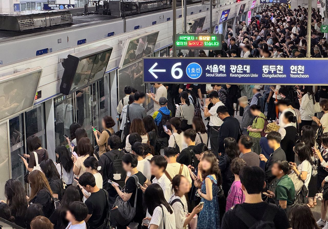 서울 지하철 1호선 일부 구간에서 단전이 발생한 8일 용산역 승강장이 혼잡한 가운데 출근길 시민들이 열차를 기다리고 있다. 연합뉴스