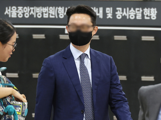 '건진법사 청탁 의혹'의 핵심 인물인 윤영호 전 통일교 세계본부장이 2025년 7월 30일 구속전피의자심문을 위해 서울중앙지법에 출석하는 모습. 연합뉴스