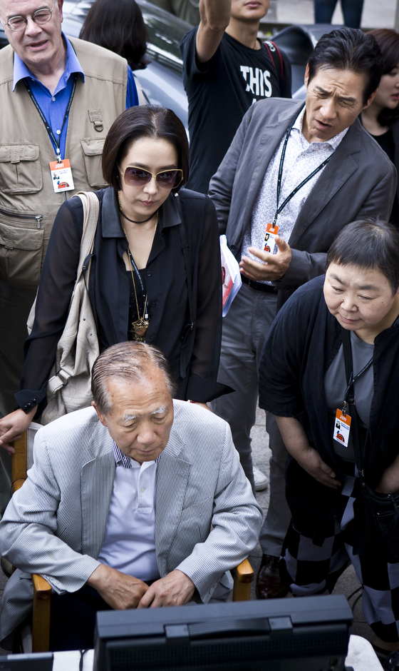 영화 '주리' 촬영 당시 현장 모습이다. 모니터를 보고 있는 김동호 감독의 뒤로 출연한 배우 및 감독, 평론가들이 보인다. [중앙포토]