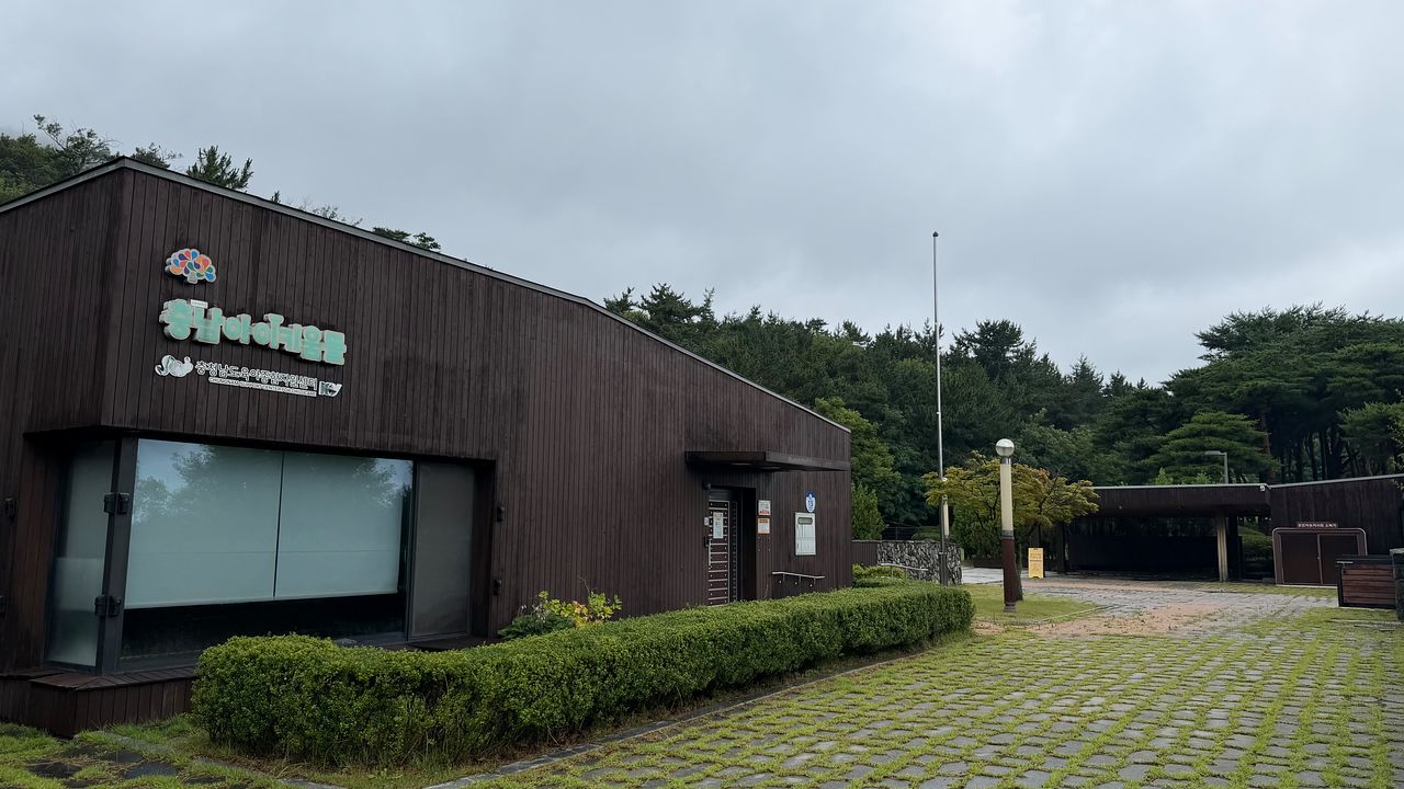 충남 홍성군 용봉산 기슭에 자리 잡은 충남도지사 관사. 2013년 1월 충남도청이 대전에서 내포신도시로 이전하면서 건축한 관사는 안희정 충남지사 퇴임 이후 어린이집 등으로 사용해왔다. 신진호 기자