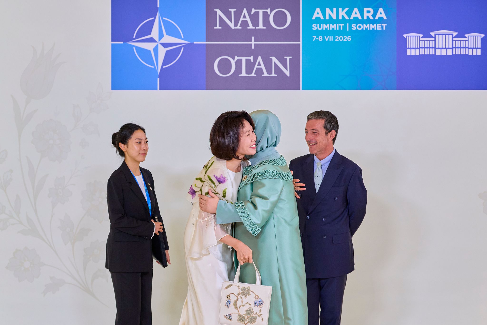 김혜경 여사와 레제프 타이이프 에르도안 튀르키예 대통령의 부인인 에미네 에르도안 여사가 8일(현지시간) 튀르키예 앙카라 찬카야궁에서 열린 북대서양조약기구(NATO) 정상회의 배우자 프로그램 환영식에서 포옹하고 있다. 뉴스1