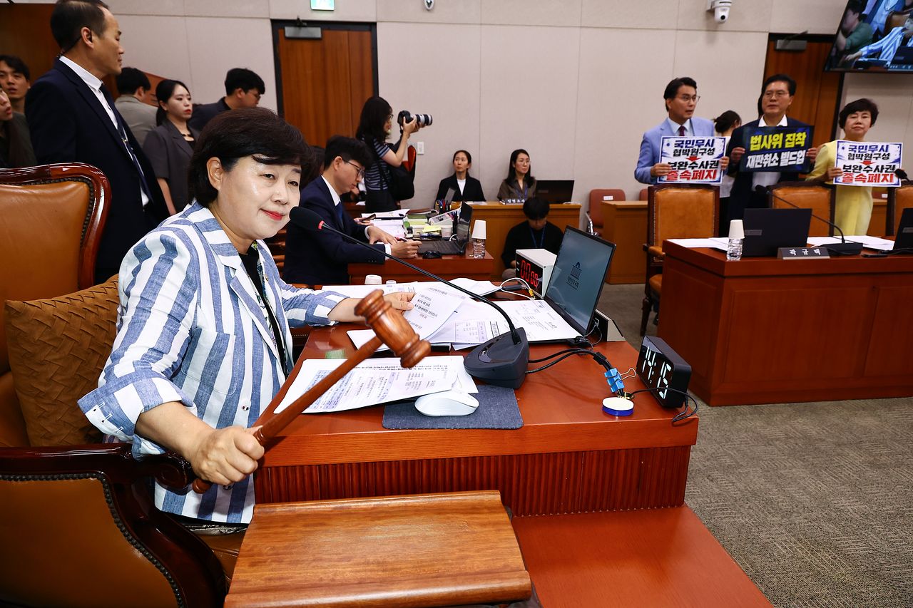 서영교 위원장이 8일 서울 여의도 국회에서 열린 법제사법위원회 전체회의를 진행하고 있다. 이날 국민의힘 소속 위원들은 이날 회의에 불참했다. 김종호 기자