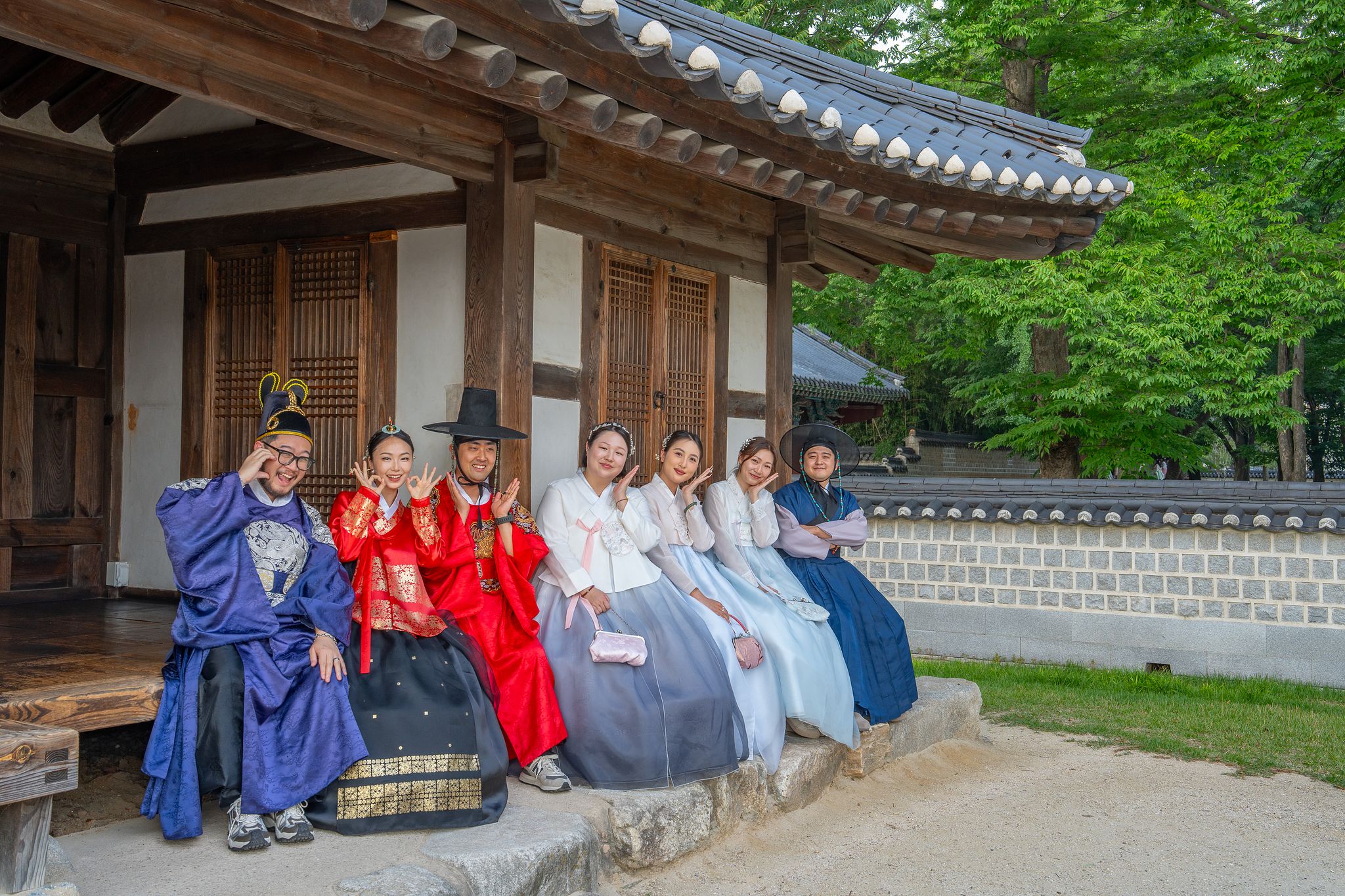 한복 차림으로 전주 경기전을 찾은 중화권 인플루언서들. 중화권에서도 한국 사극 드라마가 대중적 인기를 얻고 있어 대부분 한복을 친숙하게 받아들였다. 백종현 기자