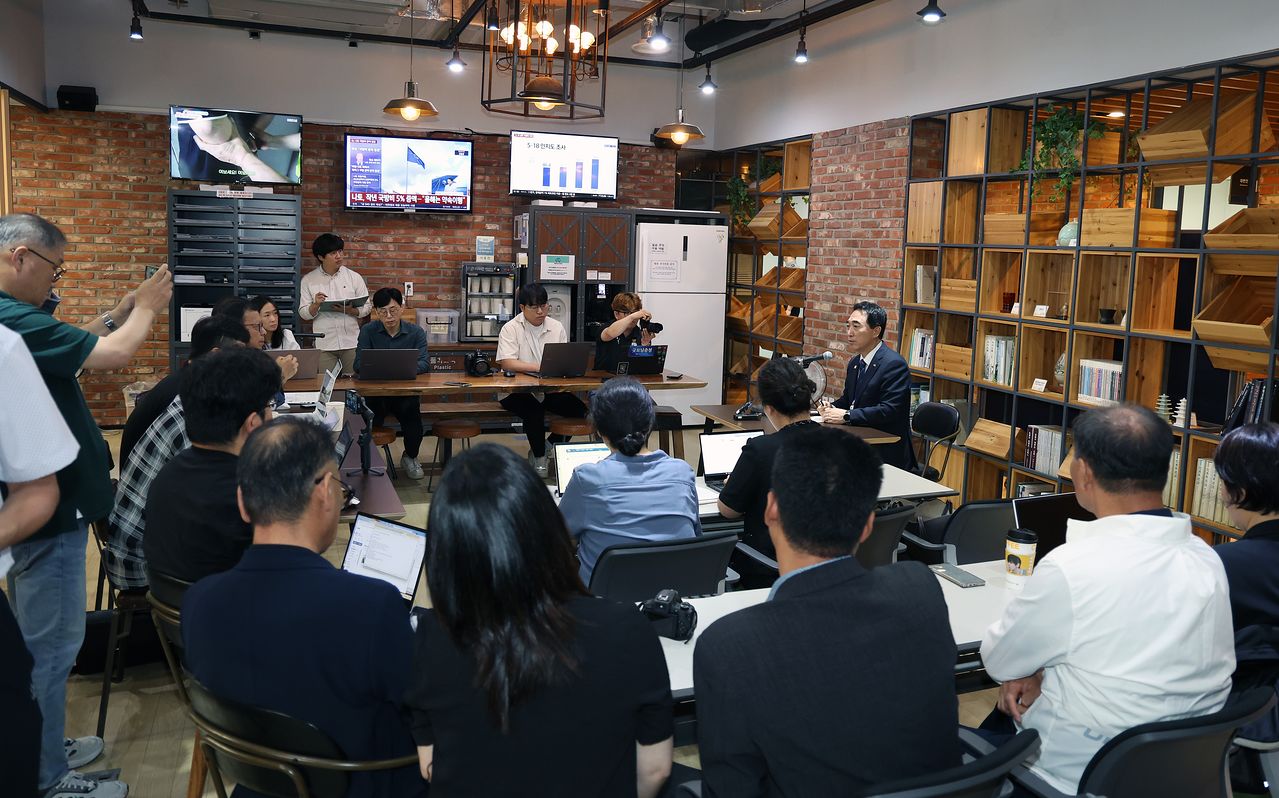 박수현 충남지사가 7일 기자간담회를 갖고 정무직 인선 배경 등에 대해 설명하고 있다. [사진 충남도] 