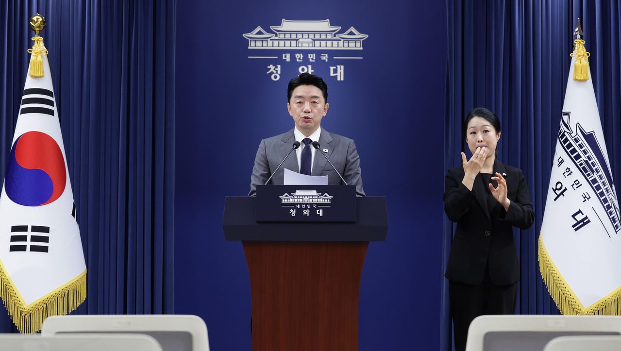 강훈식 청와대 비서실장이 6일 청와대 춘추관에서 메가프로젝트 민관합동 점검회의 결과에 대해 브리핑하고 있다. [청와대사진기자단] 