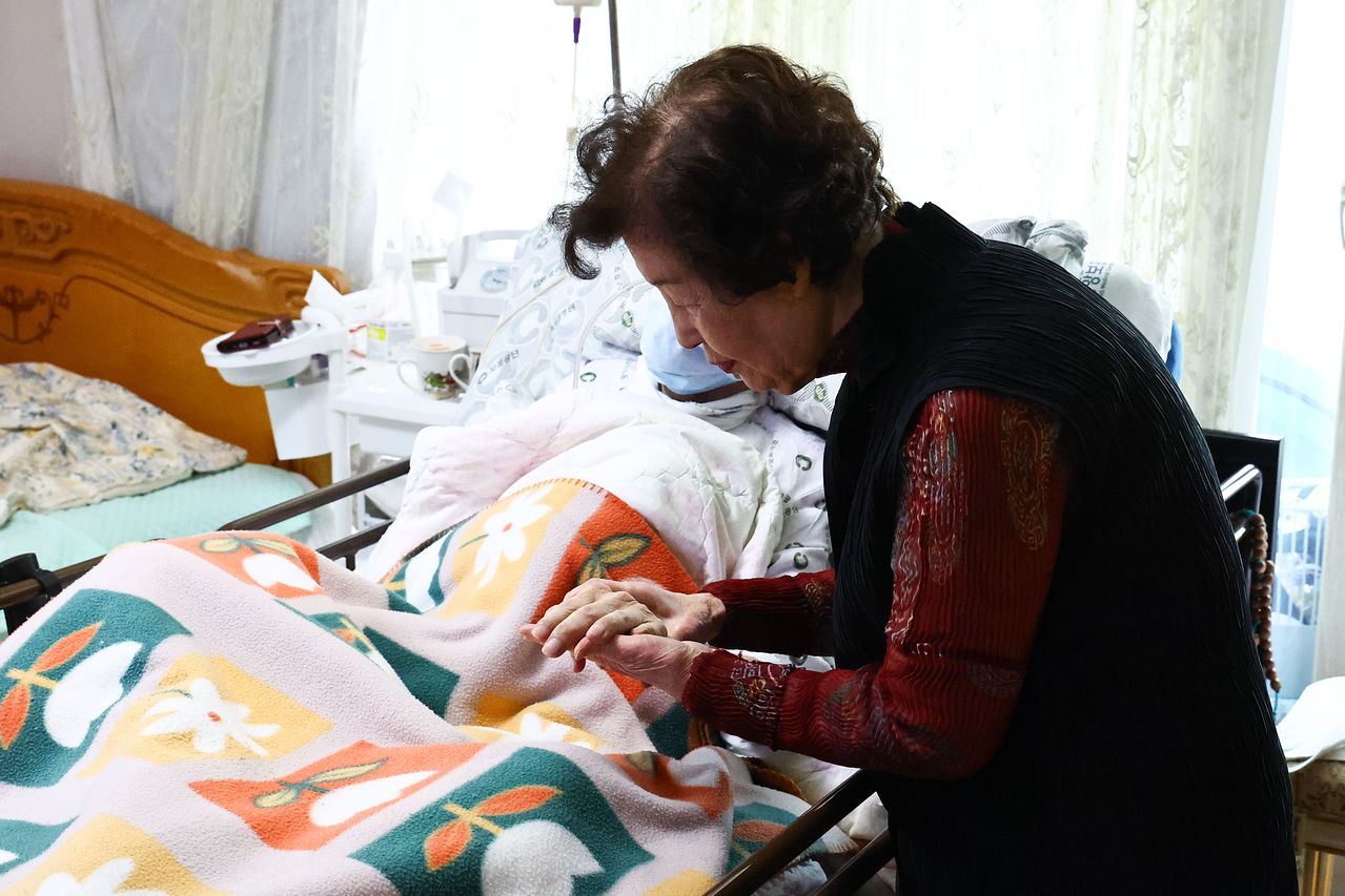 원영일 화백이 지난 4월 경기도 성남 자택에서 남편인 최형우 전 내무부 장관을 보살피고 있다. 김종호 기자