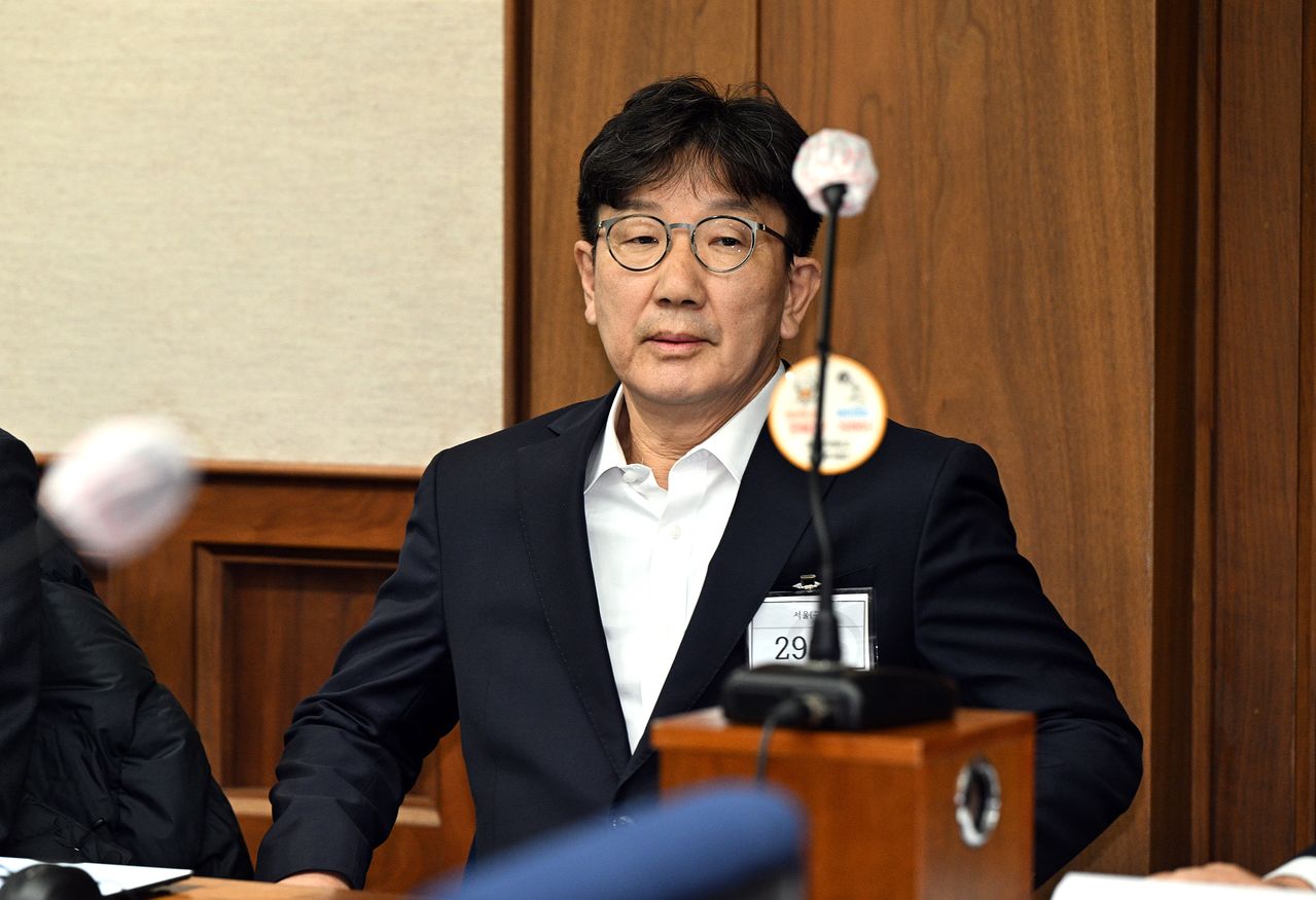 권성동 국민의힘 의원이 지난해 11월 3일 서울 서초동 서울중앙지법에서 통일교로부터 불법 정치자금을 수수한 혐의 사건 1차 공판에 출석해 자리에 앉아 있다. 뉴스1
