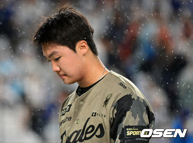[OSEN=대전, 지형준 기자] 19일 대전 한화생명 볼파크에서 2026 신한 SOL KBO리그 한화 이글스와 삼성 라이온즈의 경기가 열렸다.6연패에 빠진 한화는 박준영, 5연승을 질주 중인 삼성은 아리엘 후라도을 선발로 내세웠다.9회초 2사 만루에서 한화 정우주가 교체되고 있다. 2026.06.19/ jpnews@osen.co.kr