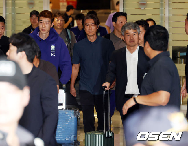 [OSEN=인천공항, 민경훈 기자] 32강 진출에 실패한 대한민국 축구대표팀 중 홍명보 감독을 비롯해 김민재, 황희찬, 설영우, 이강인 등 선수 8명이 30일 새벽  인천국제공항을 통해 귀국했다. 손흥민 등 나머지 선수들은 쪼개져서 각자 귀국한다. 대표팀 귀국 본진은 30일 새벽 인천공항에 도착한다.홍명보 감독과 대표팀 선수들이 입국하고 있다. 2026.06.30 / rumi@osen.co.kr