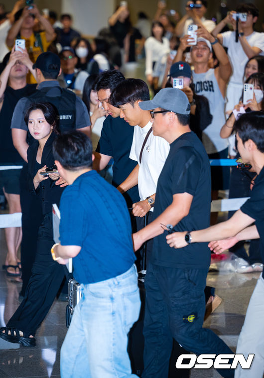 [OSEN=인천공항, 민경훈 기자] 한국 축구대표팀의 ‘캡틴’ 손흥민(LAFC)이 월드컵 탈락 후 1일 새벽 인천국제공항을 통해 귀국했다.한편, 손흥민은 지난 달 30일 월드컵 탈락 후 자신의 소셜미디어를 통해 처음으로 심경을 밝혔다. 홍명보 감독을 비롯해 김민재, 황희찬, 설영우, 이강인 등 선수 8명은 전날인 지난 달 30일 새벽 입국했다.대표팀 손흥민이 입국하고 있다. 2026.07.01 / rumi@osen.co.kr