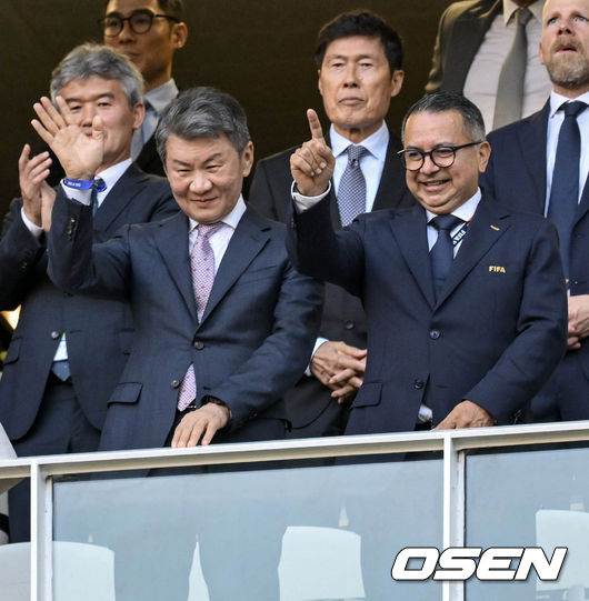 [OSEN=과달라하라(멕시코), 이대선 기자] 홍명보 감독이 이끄는 대한민국 축구대표팀은 19일 오전 10시(이하 한국시간) 멕시코 과달라하라의 에스타디오 과달라하라에서 열린 2026 국제축구연맹(FIFA) 북중미 월드컵 조별리그 A조 2차전에서 멕시코에 0-1로 패했다.이로써 한국은 1승 1패, 승점 3으로 멕시코(승점 6)에 이어 조 2위가 됐다. 체코와 남아프리카공화국이 나란히 승점 1에 머물러 있는 만큼 한국은 남아공과 최종전에서 무승부만 거둬도 조 2위를 확보할 수 있다.경기에 앞서 대한민국 정몽규 대한축구협회 회장이 인사를 하고 있다. 2026.06.19 /sunday@osen.co.kr