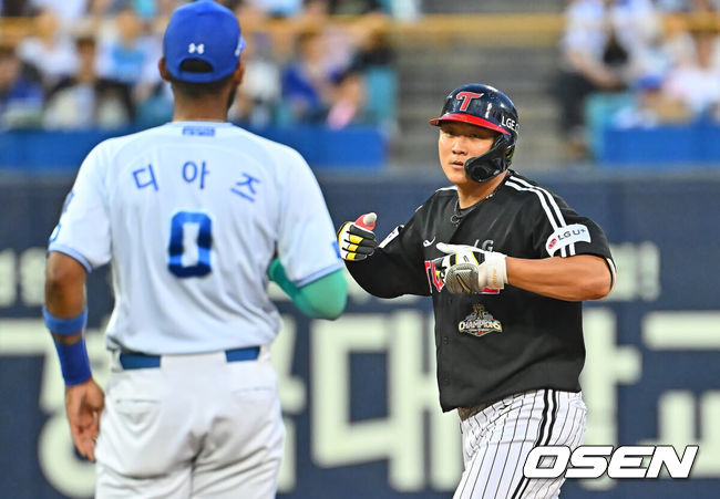 [OSEN=대구, 이석우 기자] 8일 대구삼성라이온즈파크에서 2026 신한 SOL KBO 리그 삼성 라이온즈와 LG 트윈스의 경기가 열렸다. 홈팀 삼성은 오러클린이, 방문팀 LG는 임찬규가 선발 출전했다. LG 트윈스 이재원이 4회초 2사 1루 좌중간 역전 1타점 2루타를 치고 세리머니를 하고 있다. 2026.07.08 / foto0307@osen.co.kr