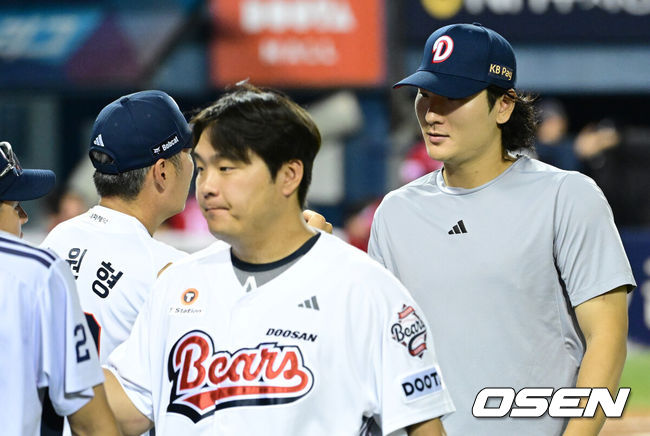 [OSEN=잠실, 최규한 기자] 8일 서울 잠실야구장에서 ‘2026 신한 SOL Bank KBO리그’ 두산 베어스와 SSG 랜더스의 경기가 열렸다.이날 경기는 홈팀 두산이 곽빈의 7이닝 1실점 호투를 앞세워 7-3으로 승리하며 전날 패배를 설욕했다.경기를 마치고 승리투수 두산 곽빈과 김원형 감독이 인사를 나누고 있다. 2026.07.08 / dreamer@osen.co.kr