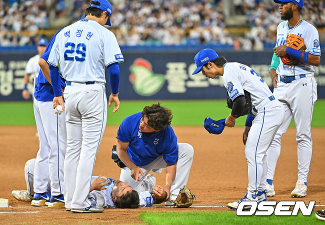 [OSEN=대구, 이석우 기자] 8일 대구삼성라이온즈파크에서 2026 신한 SOL KBO 리그 삼성 라이온즈와 LG 트윈스의 경기가 열렸다. 홈팀 삼성은 오러클린이, 방문팀 LG는 임찬규가 선발 출전했다. 삼성 라이온즈 류지혁이 6회초 무사 2루 투수 희생번트를 댄 LG 트윈스 구본혁과 충돌해 쓰러져 있다. 2026.07.08 / foto0307@osen.co.kr
