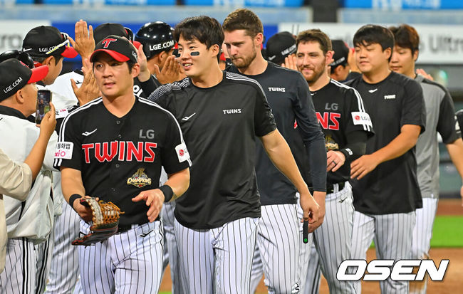 [OSEN=대구, 이석우 기자] 8일 대구삼성라이온즈파크에서 2026 신한 SOL KBO 리그 삼성 라이온즈와 LG 트윈스의 경기가 열렸다. 홈팀 삼성은 오러클린이, 방문팀 LG는 임찬규가 선발 출전했다. LG 트윈스 임찬규와 선수들이 삼성 라이온즈에 8-2로 승리한 후 하이파이브를 하고 있다. 2026.07.08 / foto0307@osen.co.kr