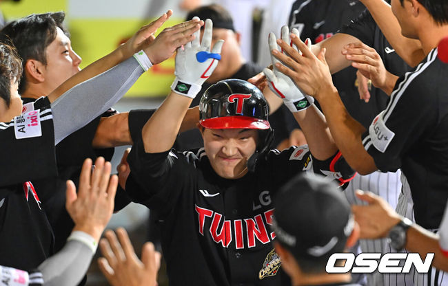 [OSEN=대구, 이석우 기자] 8일 대구삼성라이온즈파크에서 2026 신한 SOL KBO 리그 삼성 라이온즈와 LG 트윈스의 경기가 열렸다. 홈팀 삼성은 오러클린이, 방문팀 LG는 임찬규가 선발 출전했다. LG 트윈스 문정빈이 8회초 중월 솔로 홈런을 치고 하이파이브를 하고 있다. 2026.07.08 / foto0307@osen.co.kr