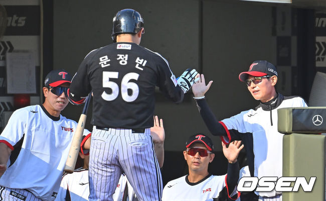 [OSEN=부산, 이석우 기자] 28일 부산 사직야구장에서 2026 신한 SOL KBO 리그 롯데 자이언츠와 LG 트윈스의 경기가 열렸다. 홈팀 롯데는 비슬리가, 방문팀 LG는 장현식이 선발 출전했다. LG 트윈스 문정빈이 2회초 좌월 솔로 홈런을 치고 염경엽 감독과 하이파이브를 하고 있다. 2026.06.28 / foto0307@osen.co.kr