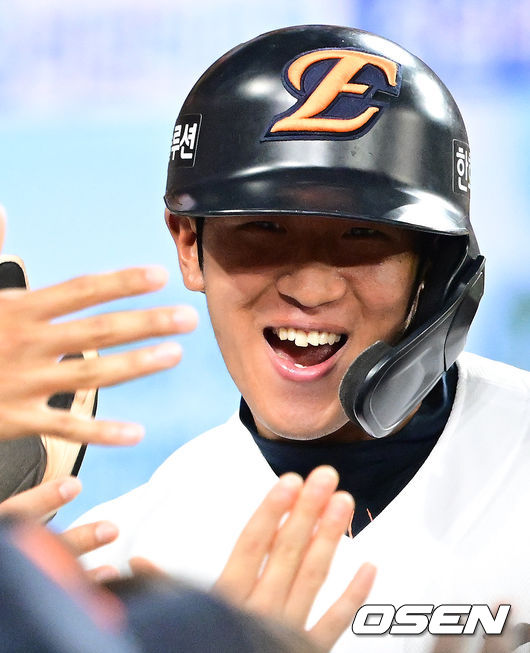 경로 이탈한 이도훈. 멋쩍은 미소와 함께 지각 하이파이브