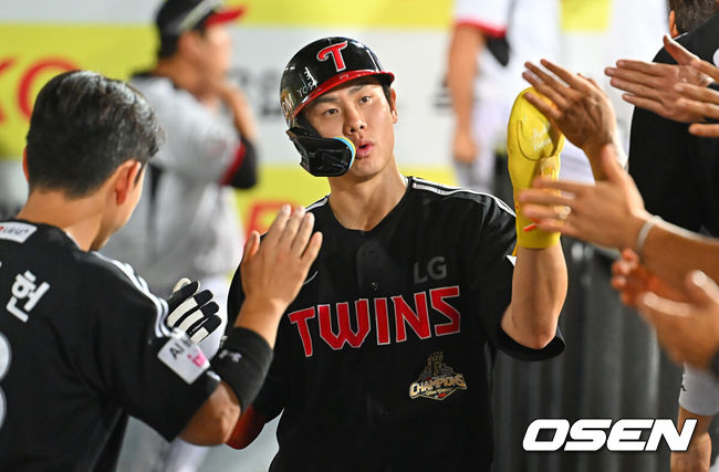 [OSEN=대구, 이석우 기자] 8일 대구삼성라이온즈파크에서 2026 신한 SOL KBO 리그 삼성 라이온즈와 LG 트윈스의 경기가 열렸다. 홈팀 삼성은 오러클린이, 방문팀 LG는 임찬규가 선발 출전했다. LG 트윈스 홍창기가 6회초 2사 1,3루 문보경 타석때 삼성 라이온즈 이재희의 폭투에 득점을 올리고 하이파이브를 하고 있다. 2026.07.08 / foto0307@osen.co.kr