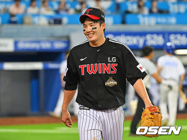 [OSEN=대구, 이석우 기자] 8일 대구삼성라이온즈파크에서 2026 신한 SOL KBO 리그 삼성 라이온즈와 LG 트윈스의 경기가 열렸다. 홈팀 삼성은 오러클린이, 방문팀 LG는 임찬규가 선발 출전했다. LG 트윈스 임찬규가 5회말 2사 1,2루 김성윤의 우익수 앞 안타때 삼성 라이온즈 강민호를 홈에서 잡고 미소짓고 있다. 2026.07.08 / foto0307@osen.co.kr
