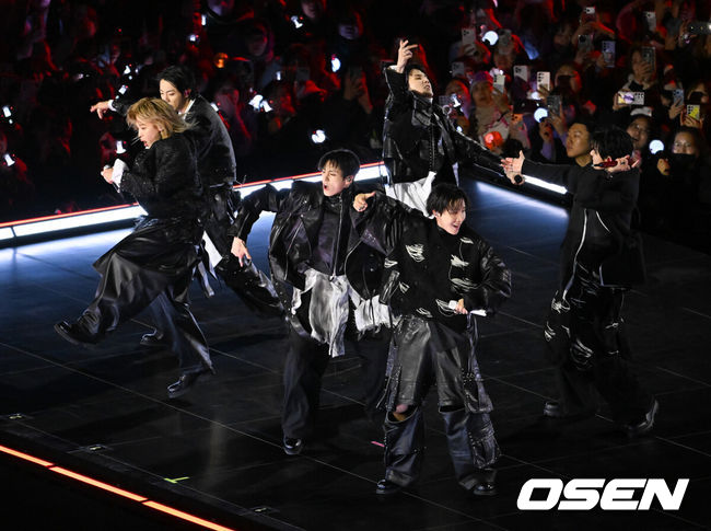 [OSEN=민경훈 기자] 그룹 방탄소년단(BTS)이 21일 서울 광화문 광장에서 무료 복귀 공연'BTS컴백 라이브: 아리랑'(BTSTHECOMEBACKLIVE|ARIRANG)을 펼쳐졌다. 방탄소년단은 전날 3년 9개월 만의 새 앨범인 정규 5집 ‘아리랑’을 발표했다. 타이틀곡 ‘스윔’은 멜론 ‘톱 100’ 차트 1위에 올랐고, 실물 음반도 발매 당일 약 400만장이 팔렸다.  BTS가 공연을 펼치고 있다. 2026.03.21 / rumi@osen.co.kr