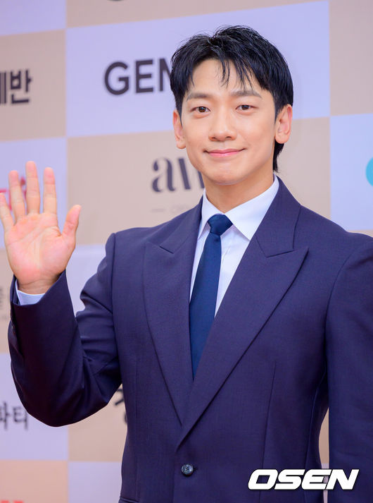 [OSEN=지형준 기자] 제46회 황금촬영상 시상식이 8일 오후 서울 논현동 건설회관 CG아트홀에서 열렸다.황금촬영상은 1977년부터 (사)한국영화촬영감독협회에서 직접 진행하고, 집행하며, 운영을 하는 영화제이다.황금촬영상 촬영감독이 뽑은 인기상을 수상한 배우 정지훈이 포토타임을 하고 있다. 2026.06.08/ jpnews@osen.co.kr