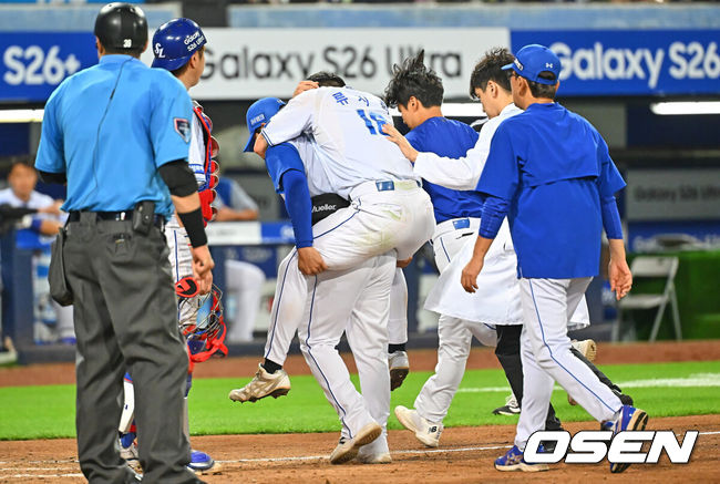 [OSEN=대구, 이석우 기자] 8일 대구삼성라이온즈파크에서 2026 신한 SOL KBO 리그 삼성 라이온즈와 LG 트윈스의 경기가 열렸다. 홈팀 삼성은 오러클린이, 방문팀 LG는 임찬규가 선발 출전했다. 삼성 라이온즈 류지혁이 6회초 무사 2루 투수 희생번트를 댄 LG 트윈스 구본혁과 충돌해 업혀 나가고 있다. 2026.07.08 / foto0307@osen.co.kr