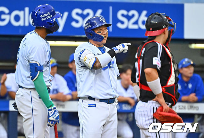 [OSEN=대구, 이석우 기자] 8일 대구삼성라이온즈파크에서 2026 신한 SOL KBO 리그 삼성 라이온즈와 LG 트윈스의 경기가 열렸다. 홈팀 삼성은 오러클린이, 방문팀 LG는 임찬규가 선발 출전했다. 삼성 라이온즈 최형우가 1회말 2사 1루 우월 2점 홈런을 치고 비디오 판독을 기다리고 있다. 2026.07.08 / foto0307@osen.co.kr