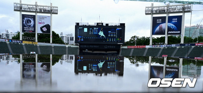 [OSEN=잠실, 최규한 기자] 9일 서울 잠실야구장에서 ‘2026 신한 SOL Bank KBO리그’ 두산 베어스와 SSG 랜더스의 경기가 열린다.홈팀 두산은 잭 로그, 방문팀 SSG는 토마스 해치를 선발로 예고했다.사진은 오전 부터 내린 비에 젖은 잠실야구장의 모습. 2026.07.09 / dreamer@osen.co.kr