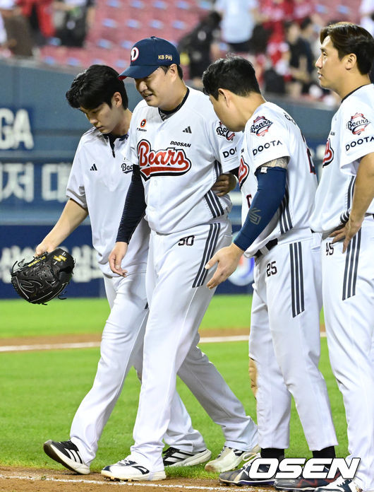 [OSEN=잠실, 최규한 기자] 8일 서울 잠실야구장에서 ‘2026 신한 SOL Bank KBO리그’ 두산 베어스와 SSG 랜더스의 경기가 열렸다.이날 경기는 홈팀 두산이 곽빈의 7이닝 1실점 호투를 앞세워 7-3으로 승리하며 전날 패배를 설욕했다.강습 타구를 맞았지만 경기를 마무리지은 두산 이영하가 승리 인사를 나누기 위해 이동하고 있다. 이영하를 걱정하는 양의지. 2026.07.08 / dreamer@osen.co.kr