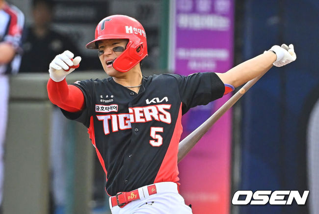 [OSEN=부산, 이석우 기자] 9일 부산 사직야구장에서 2026 신한 SOL KBO 리그 롯데 자이언츠와 KIA 타이거즈의 경기가 열렸다. 홈팀 롯데는 김진욱이, 방문팀 KIA는 양현종이 선발 출전했다.3회초 2사 2루 중견수 앞 1타점 안타를 친 KIA 타이거즈 김도영이 힘찬 타격을 하고 있다. 2026.07.09 / foto0307@osen.co.kr