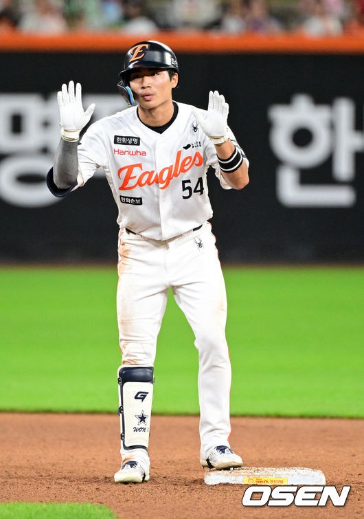 [OSEN=대전, 지형준 기자] 7일 대전 한화생명 볼파크에서 2026 신한 SOL KBO리그 한화 이글스와 NC 다이노스의 경기가 열렸다.이날 한화는 박준영, NC는 커티스 테일러가 선발로 나섰다.8회말 무사에서 한화 오재원이 2루타를 날리며 기뻐하고 있다. 2026.07.07 / jpnews@osen.co.kr