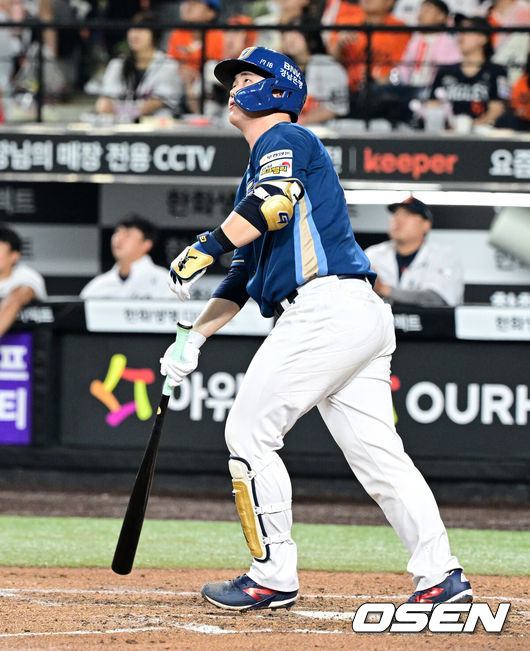 [OSEN=대전, 지형준 기자] 9일 대전 한화생명 볼파크에서 2026 신한 SOL KBO리그 한화 이글스와 NC 다이노스의 경기가 열렸다.이날 한화는 오웬 화이트, NC는 구창모가 선발로 나섰다.6회초 2사 2루에서 NC 김형준이 좌월 투런포를 날리고 있다. 2026.07.09 / jpnews@osen.co.kr