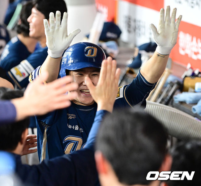 [OSEN=대전, 지형준 기자] 9일 대전 한화생명 볼파크에서 2026 신한 SOL KBO리그 한화 이글스와 NC 다이노스의 경기가 열렸다.이날 한화는 오웬 화이트, NC는 구창모가 선발로 나섰다.7회초 2사 1루에서 NC 박민우가 동점 우월 투런포를 날리며 기뻐하고 있다. 2026.07.09 / jpnews@osen.co.kr