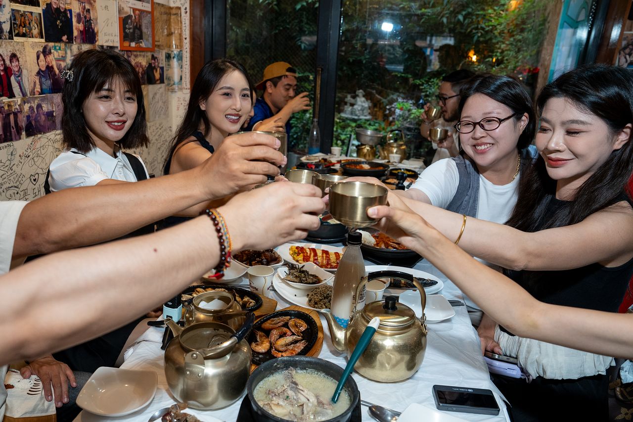 전주 서신동의 한 막걸리집을 찾은 중국 인플루언서들. 이들은 막걸리가 도수가 낮고 달콤해 중국 젊은 층도 부담 없이 즐기기 좋다고 평가했다. 백종현 기자