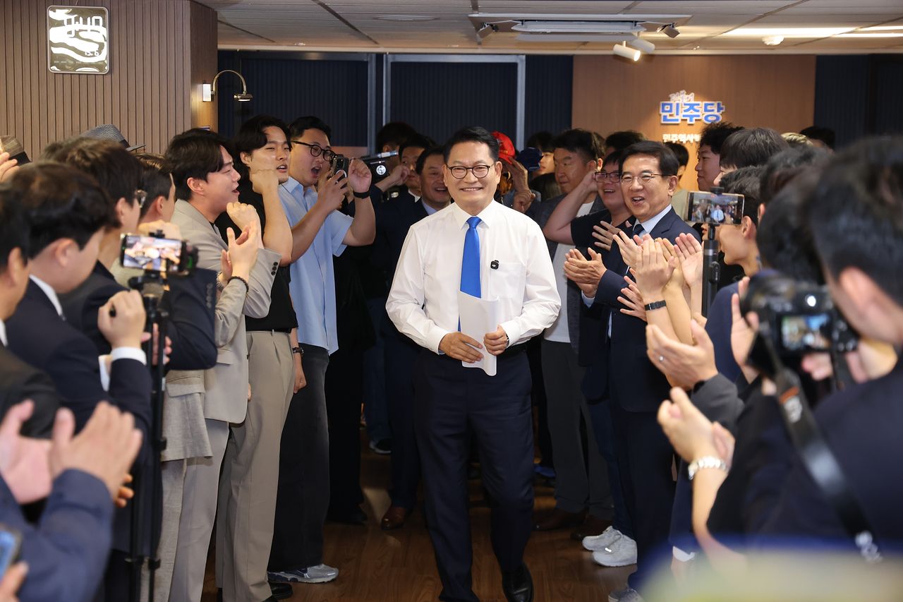 더불어민주당 당권주자인 송영길 전 대표가 8일 오전 서울 여의도 민주당 중앙당사에서 당대표 출마선언을 위해 발걸음을 옮기고 있다. 뉴스1