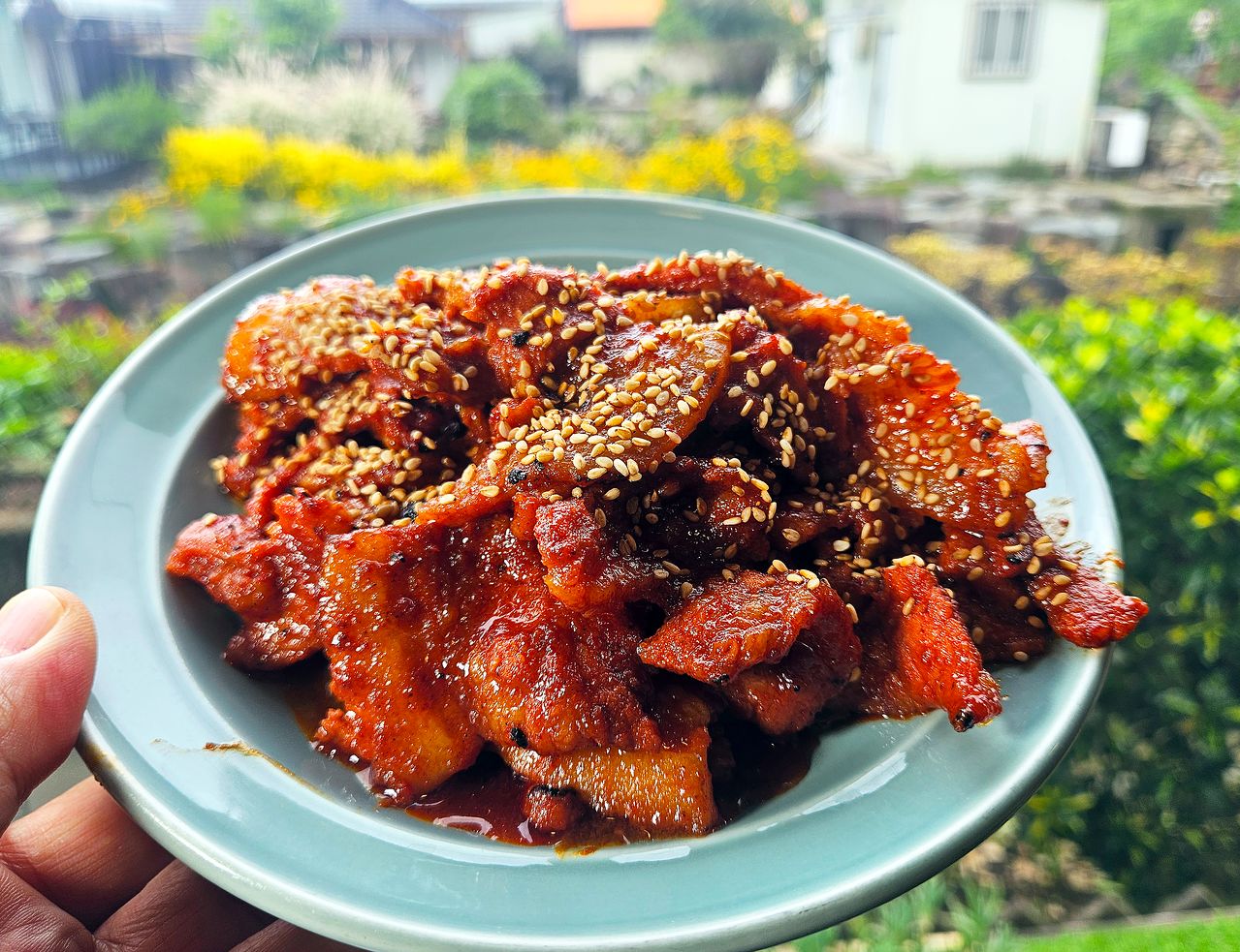 전남 강진 병영의 '수인관'은 연탄 돼지 불고기 명가다. 돼지 불고기 구운 내력만 40년을 헤아린다. 여느 돼지 불고기 집과 달리 병영의 돼지 불고기는 빨갛다. 수인관은 고춧가루로 색깔을 낸다.  