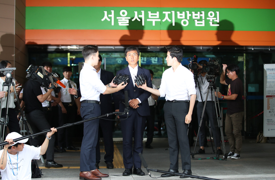 지난 2018년 8월 14일 안희정 전 충남지사가 서울서부지법에서 열린 1심 선고 공판을 마치고 법원을 나서고 있다. 연합뉴스