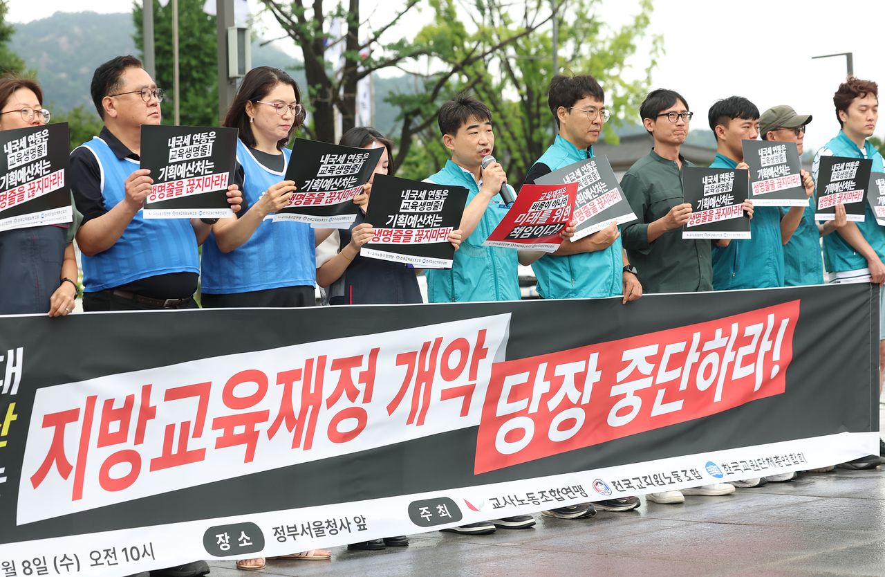 8일 서울 종로구 정부서울청사 앞에서 전국교직원노동조합과 교사노동조합연맹, 한국교원단체총연합회 등 3개 교원단체가 연 공동 기자회견에서 박영환 전교조 위원장이 발언하고 있다.   연합뉴스