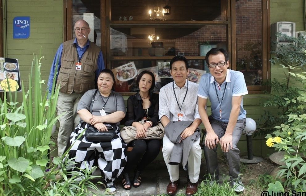 김동호 위원장의 감독 데뷔작인 단편 '주리'에 영화제 심사위원 역할로 출연한 배우들. 실제 영화감독 및 평론가도 있다. 맨 왼쪽이 영화평론가 토니 레인즈다. 사진 엣나인필름