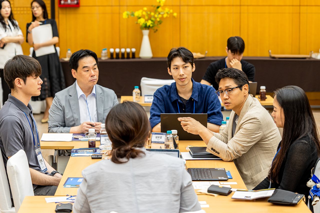 디지털 세이프티 라운드테이블 참가자들이 그룹별로 디지털 범죄 예방을 위한 대응 방안을 논의하고 있다. 이건송 기자