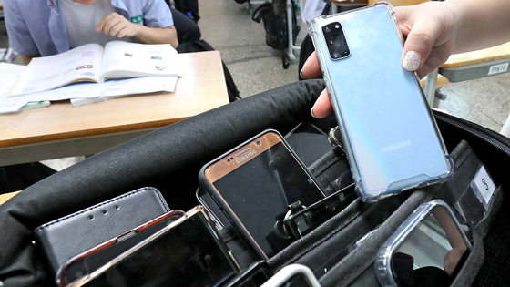 휴대전화를 수거하는 한 학교의 모습. 뉴스1