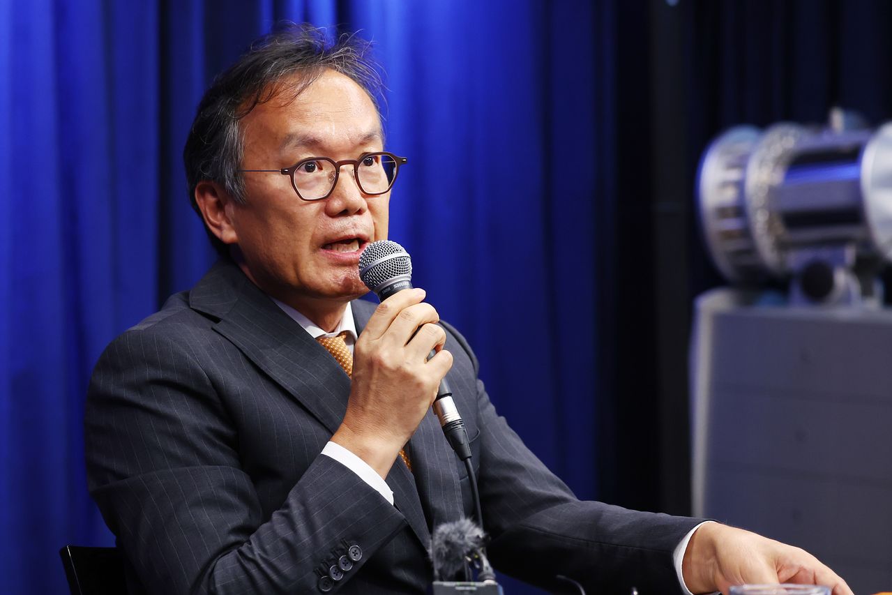 정재왈 서울시향 대표이사가 8일 오후 서울 종로구 크레디아클래식클럽에서 열린 서울시향 프레스 살롱 행사에서 질문에 답하고 있다. [사진 연합뉴스]