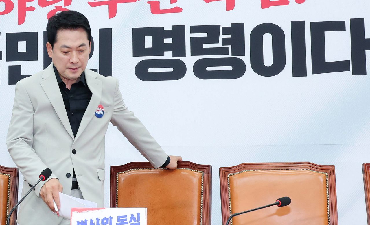 장동혁 국민의힘 대표가 9일 국회에서 열린 최고위원회의에 참석해 자리에 앉고 있다. 임현동 기자/20260709