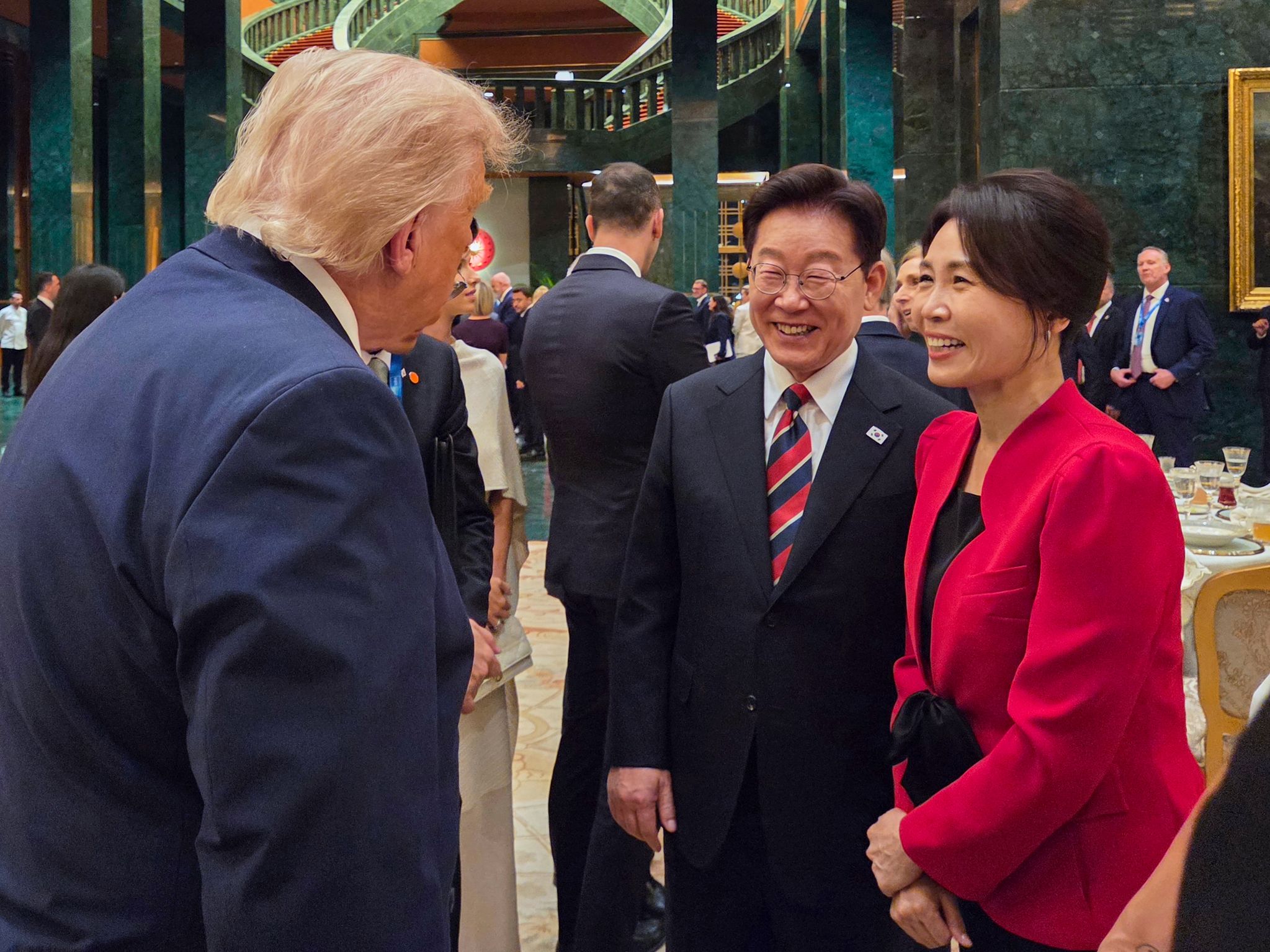 북대서양조약기구(NATO) 정상회의에 참석 중인 이재명 대통령과 김혜경 여사가 7일(현지시간) 튀르키예 앙카라 대통령궁에서 열린 튀르키예 대통령 내외 주최 공식 환영만찬에서 도널드 트럼프 미국 대통령과 대화하고 있다. 뉴스1
