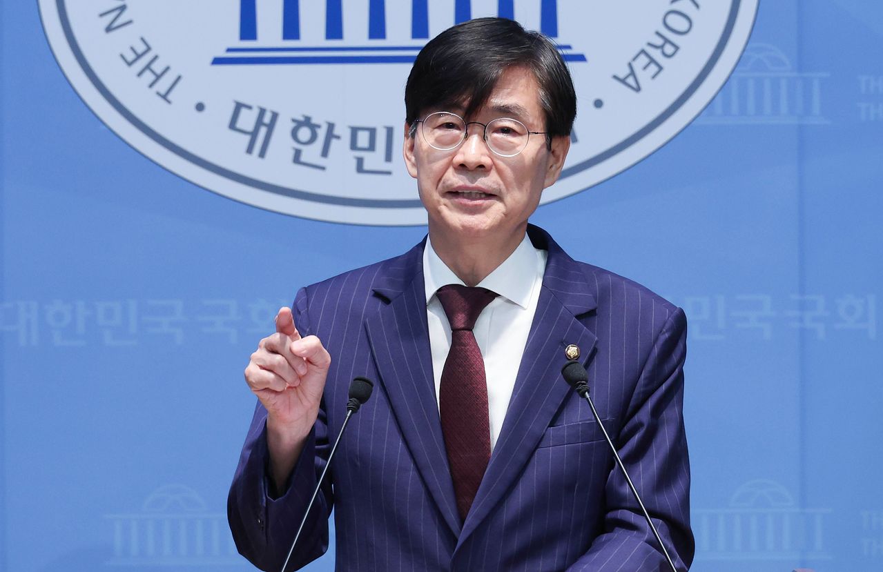 조경태 국민의힘 의원이 8일 국회 소통관에서 장동혁 대표 제명 및 출당 요구 기자회견을 하고 있다. 임현동 기자