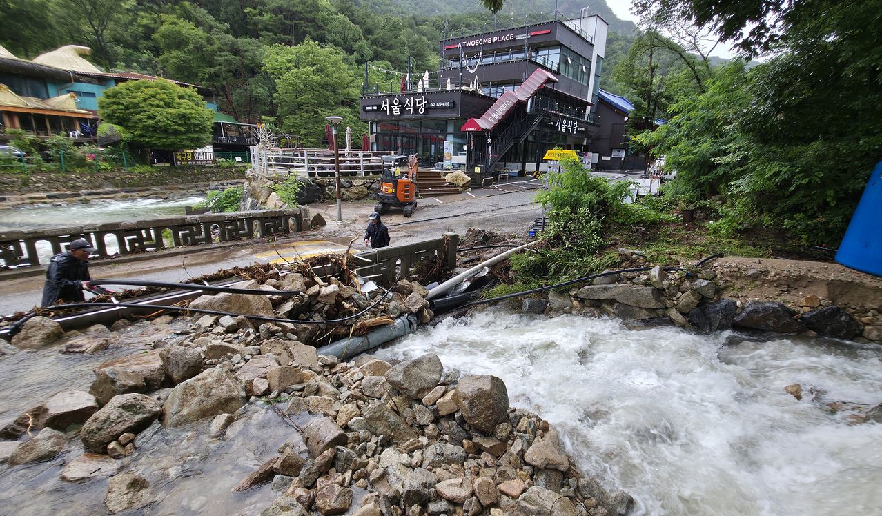 9일 대전과 세종·충남·충북 등 충청권 곳곳에 호우 경보와 주의보가 내려지는 등 폭우가 쏟아졌다. 이날 오후 충남 공주시 국립공원 계룡산 동학사 입구가 침수된 가운데 관계자들이 파손된 상수도관을 임시로 복구하고 있다. 김성태 객원기자/2026.07.09.